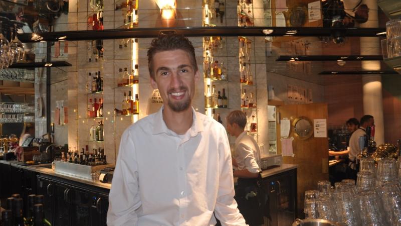 Joeri Wijsman staat achter de bar bij TivoliVredenburg