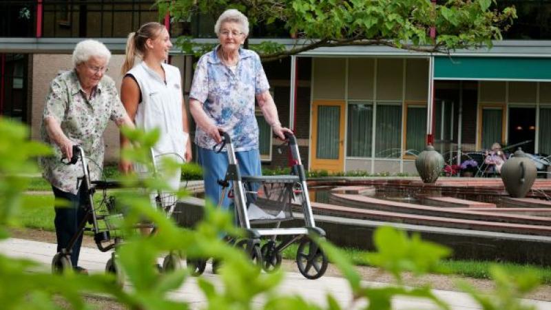Ouderen lopen buiten