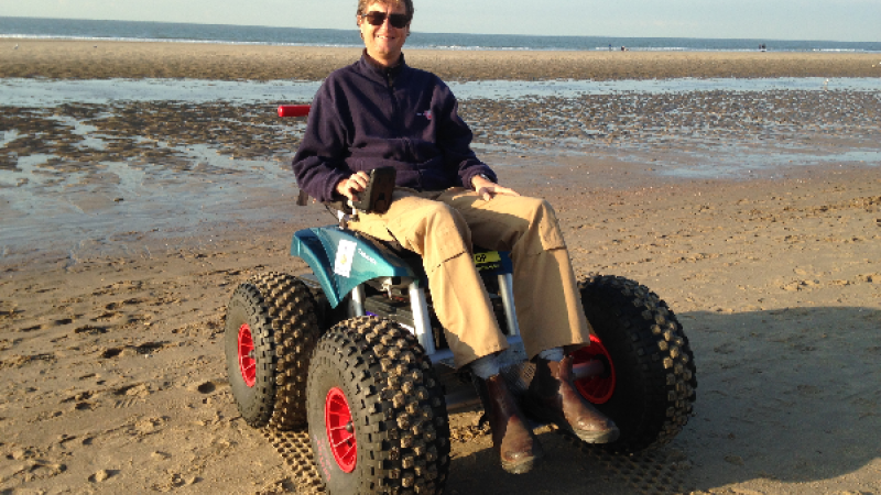 Martijn in de Cadweazle strandrolstoel op het strand