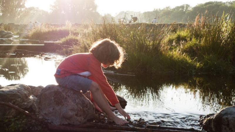 Meisje aan het water