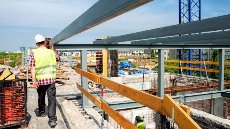 Bouwvakker aan werk op bouwplaats