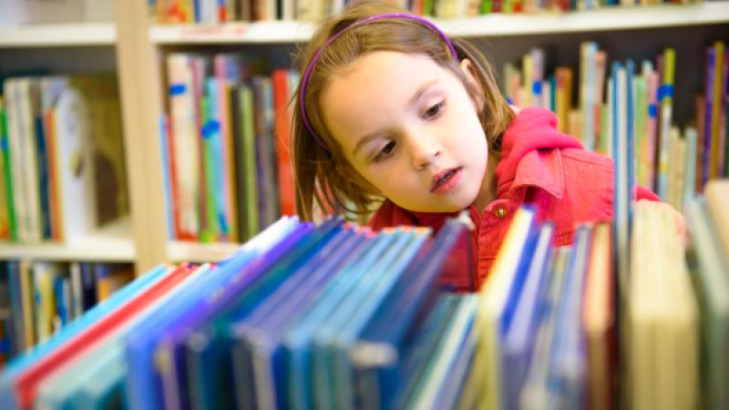 meisje in bibliotheek