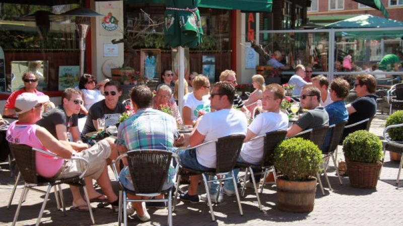 Mensen buiten op terras
