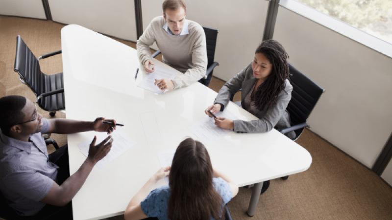 Mensen in overleg aan een tafel