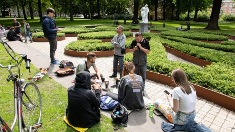 Groep jongeren zit in een park