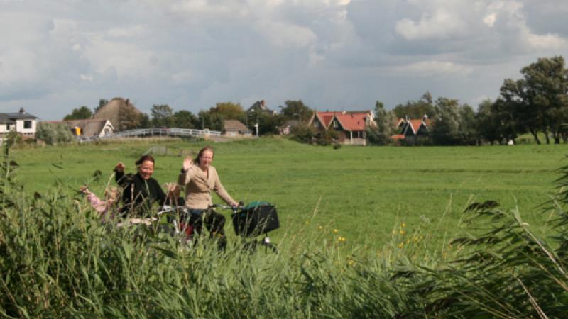2 fietsers in zomers landschap