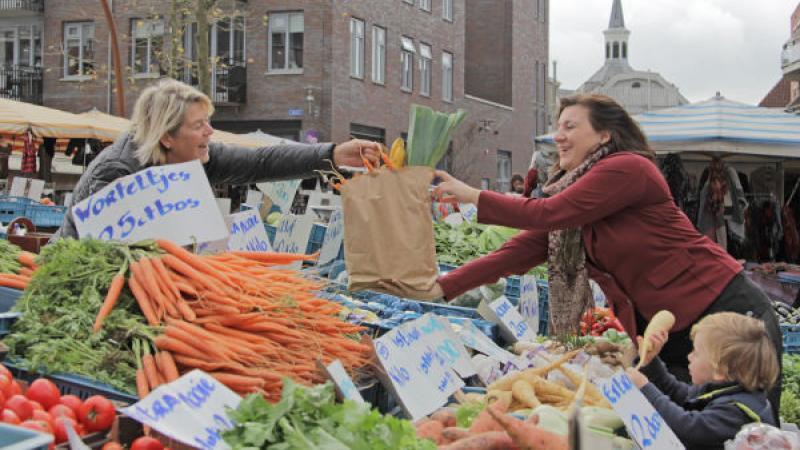 Markt met groentekraam 