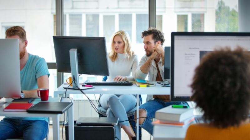 Mensen aan het werk in kantooromgeving