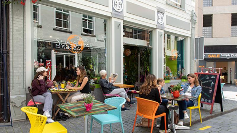 kleurrijk terras in coronatijd