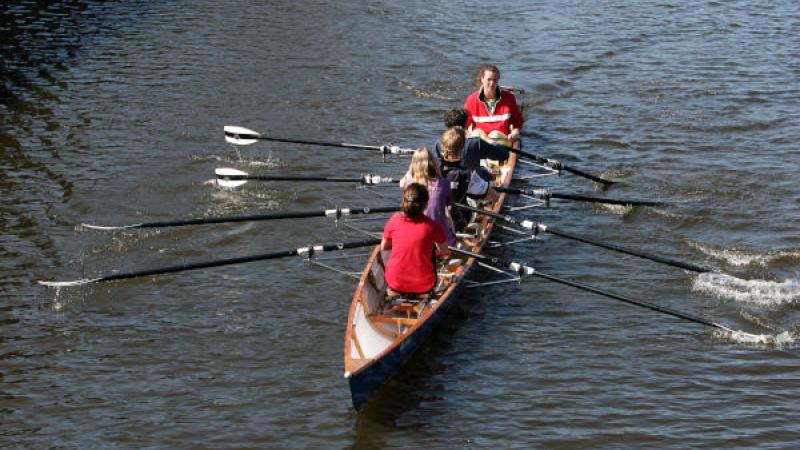 Samenwerken: roeiers in een boot