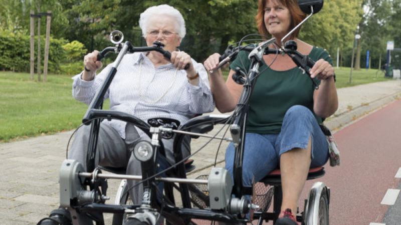 oudere en jongere vrouw op duofiets