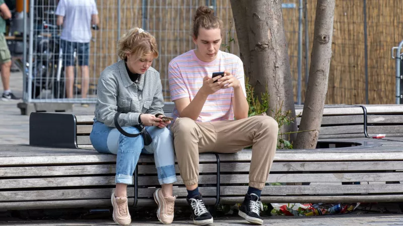 twee jongeren met mobiel