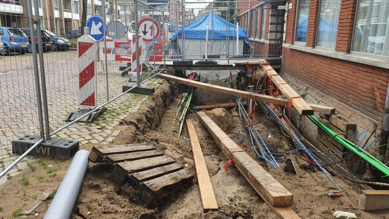 opgebroken straat, kabels zichtbaar