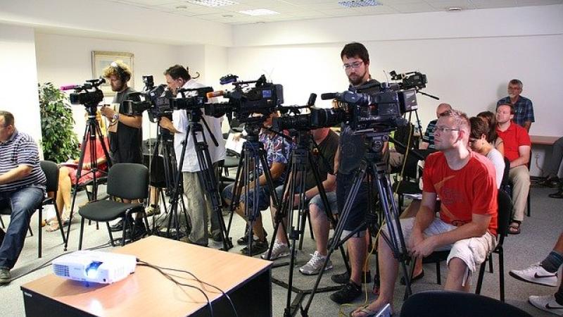 cameramannen en journalisten tijdens persconferentie