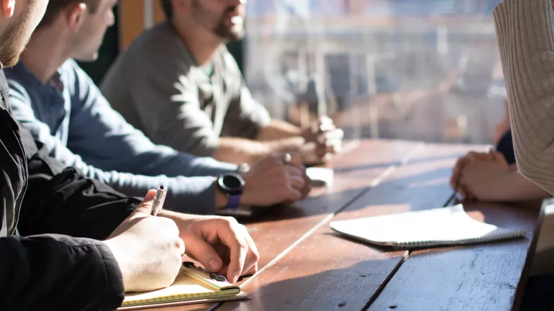 Collega's die samen aan het werk zijn