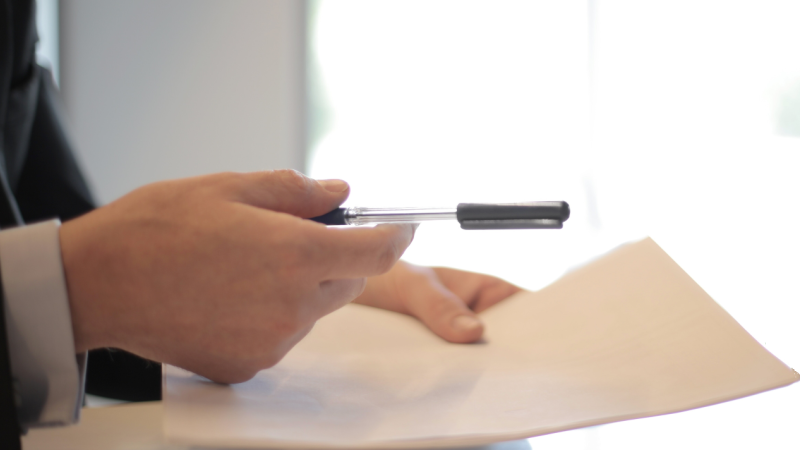 Overhandiging van pen voor ondertekenen