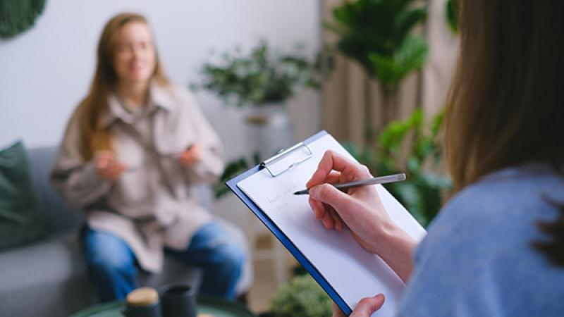 vrouw in woonkamer biedt hulp