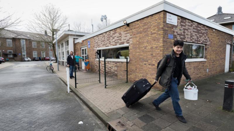 statushouder verlaat asielopvang met koffer
