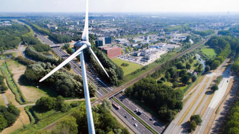 Luchtfoto van windmolen met bebouwing op de achtergrond