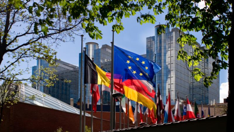 Doorkijkje naar Europese vlaggen en gebouwen