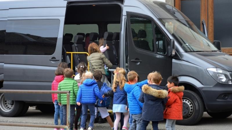 Vervoer van jonge kinderen in een busje