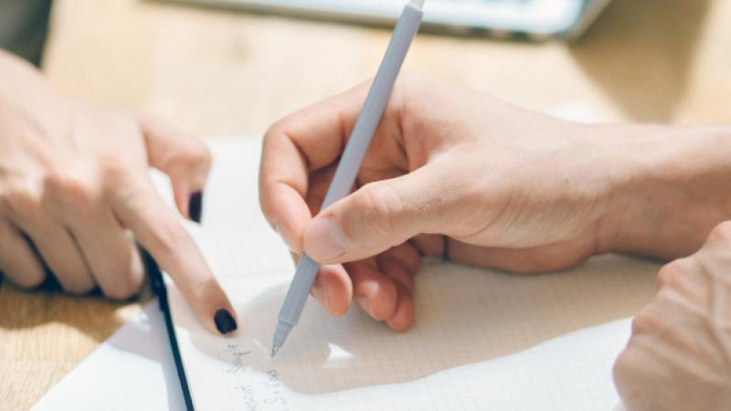 Iemand wordt verbeterd tijdens het schrijven