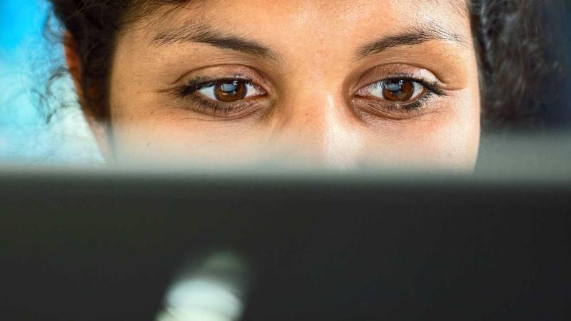 Vrouw aan computer