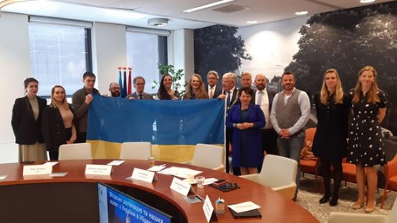 Groepsfoto van de Oekraïense delegatie en de Nederlandse bestuurders met de Oekraïense vlag