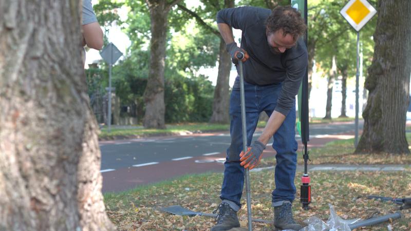 In het kader van het EU-project SCOREwater wordt een sensor in de grond geboord