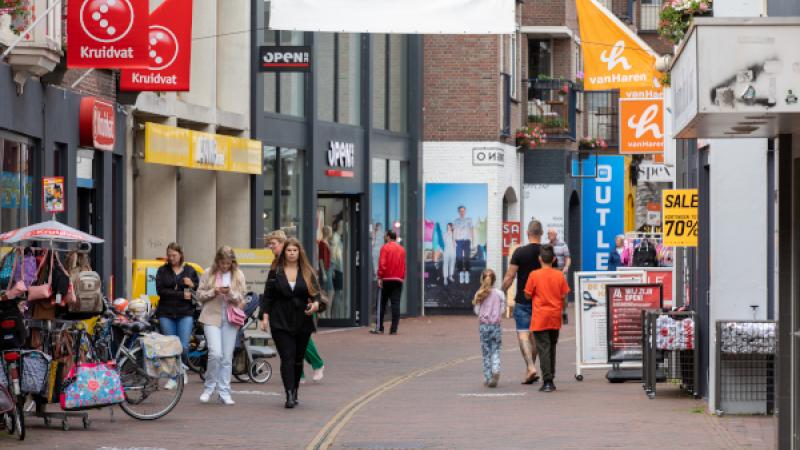 Mensen lopen door winkelstraat