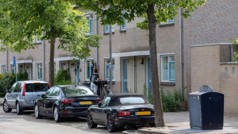straat met geparkeerde auto's