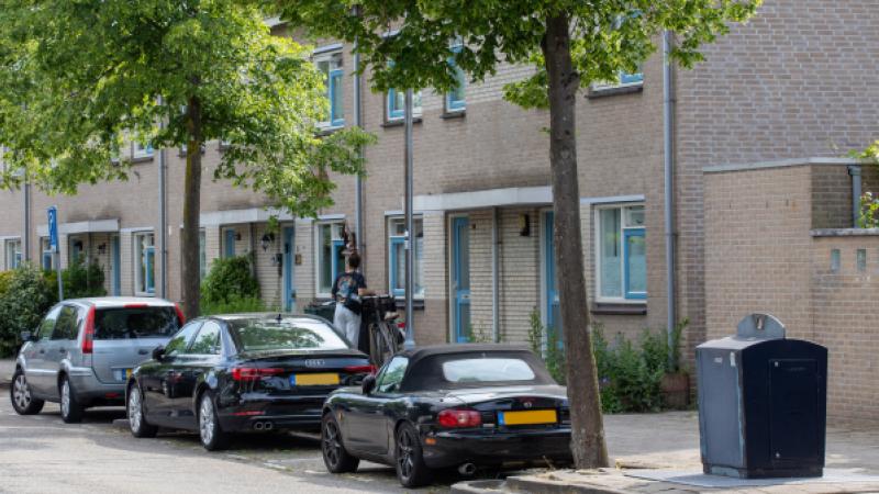 straat met geparkeerde auto's