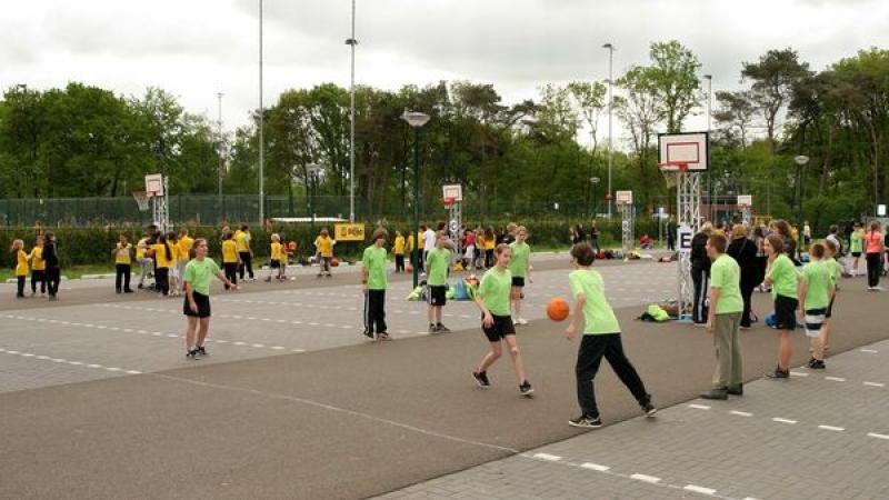 kinderen spelen basketbal in het open lucht