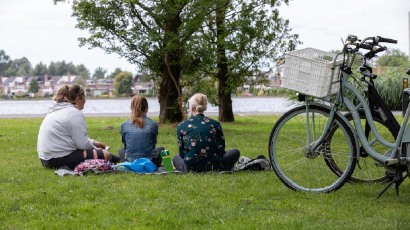 3 tienermeisjes zitten in een park
