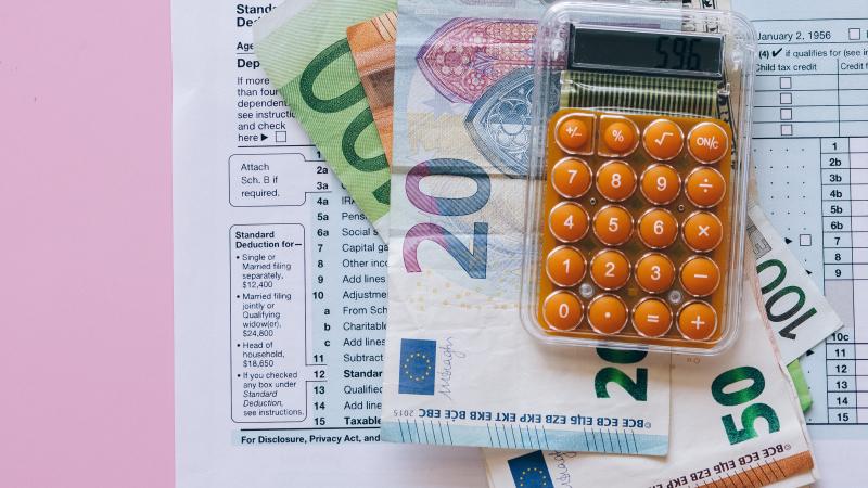 geld, rekenmachine en formulier