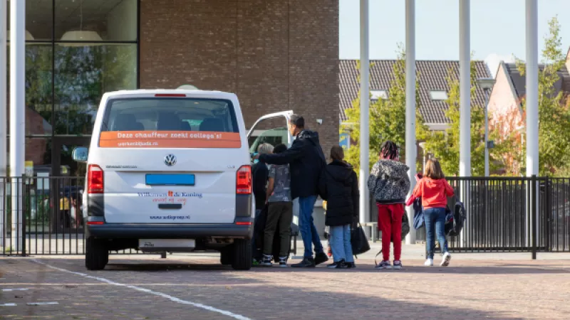 Mensen stappen in bus leerlingenvervoer