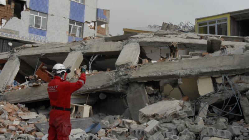 Hulpverlener staat voor ingestort gebouw