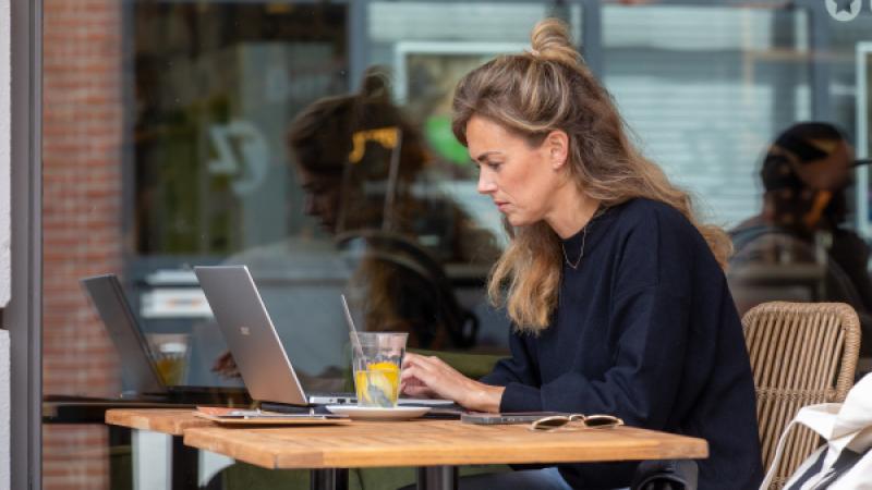 vrouw op terras aan het werk