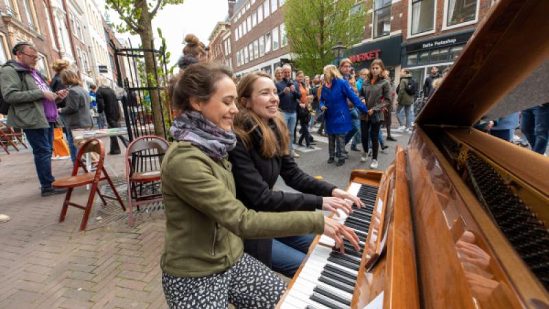vrouwen spelen piano op straat