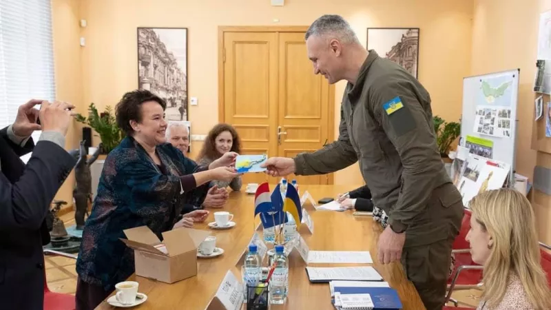 Sharon Dijksma overhandigt iets aan Vitali Klitsjko, burgemeester van Kyiv