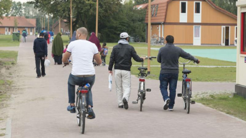 Bewoners asielzoekerscentrum met fietsen