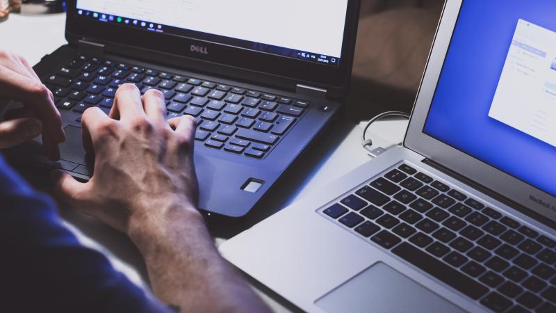 man werkt op computer