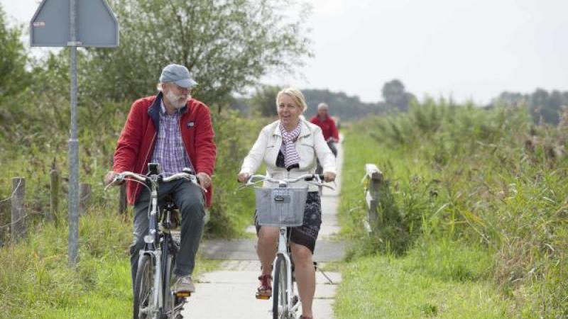 Fietsend stel in natuur