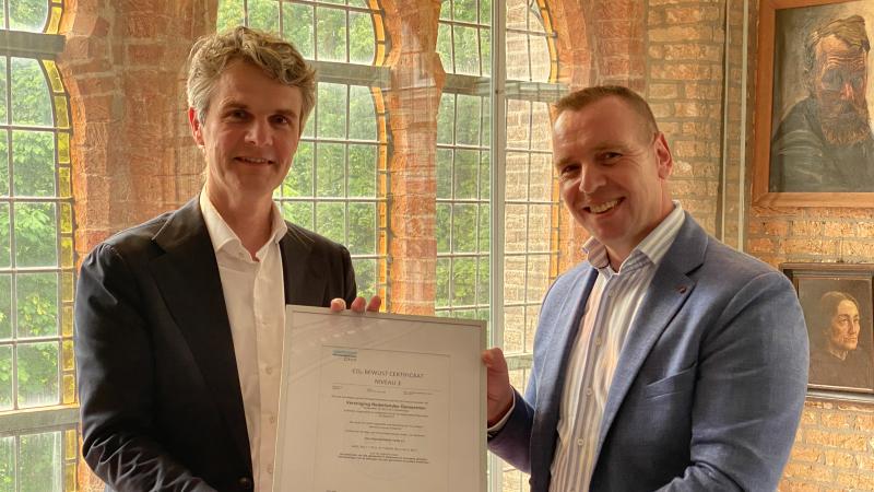 Pieter Jeroense ontvangt het certificaat van Paul Verhaere-Nijland van DNV