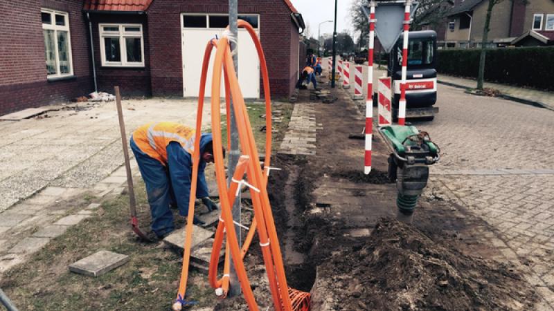 Graafwerkzaamheden om glasvezel aan te leggen