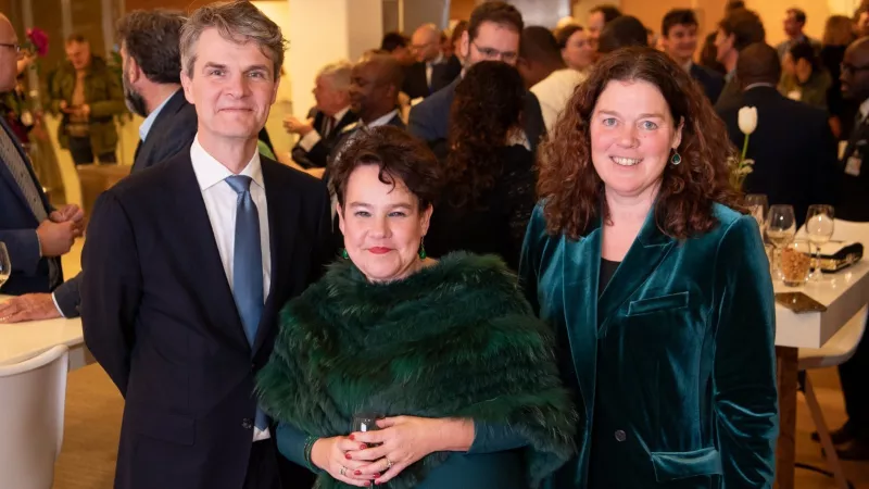 Dijksma, Grotenhuis en Pieter Jeroense, directeur VNG International, tijdens de nieuwjaarsreceptie
