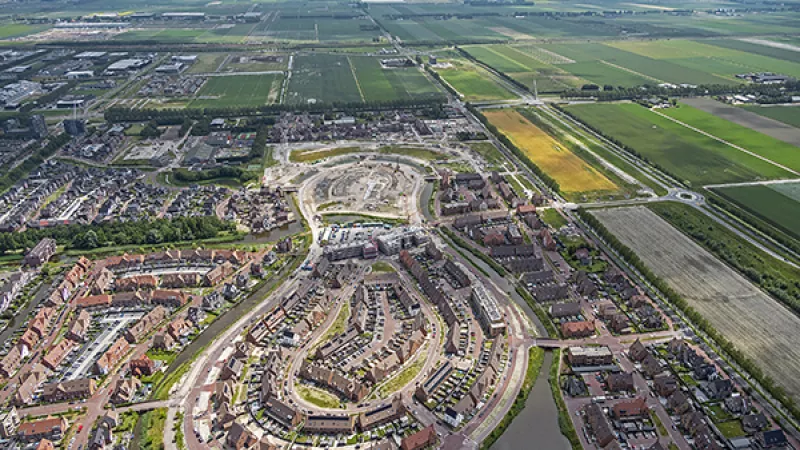 Haarlemmermeer. Foto van bovenaf genomen van een woonwijk met velden eromheen. 