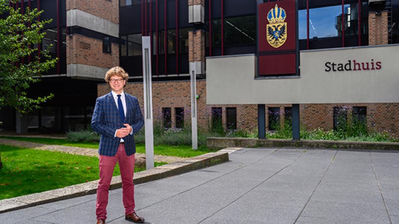 Wethouder Tobias van Elferen voor het stadhuis
