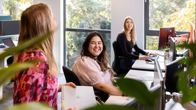 Drie VNG'ers op hun werkplek