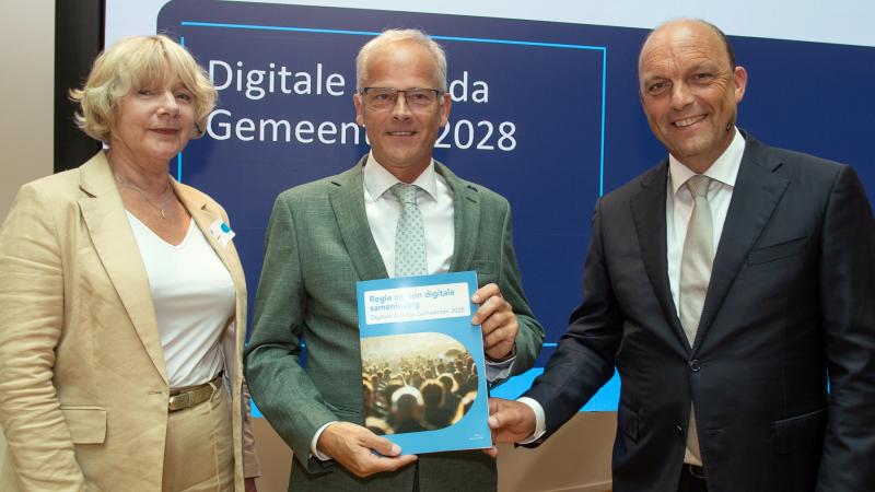 Marga Waanders, staatssecretaris Zsolt Szabó en Peter Snijders met de agenda